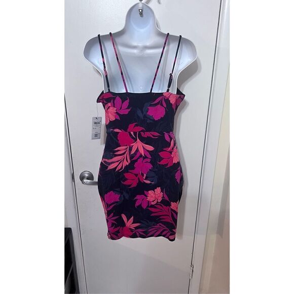 GUESS FLORAL NIRVANA PRINT FUCHSIA NOURA DRESS SZ M P1-19 NEW - Picture 7 of 15